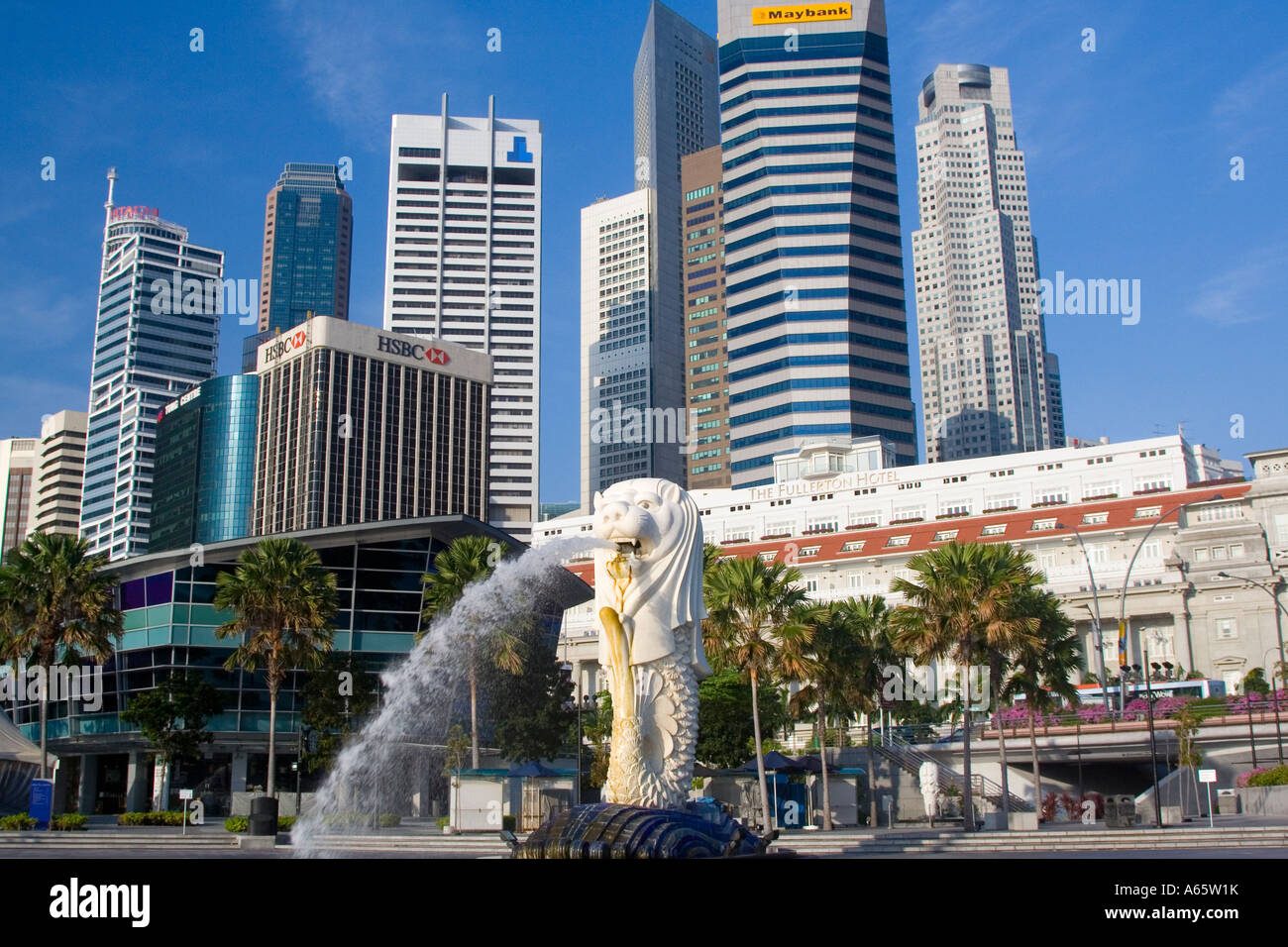 Merlion vor Downtown Singapur Stockfoto