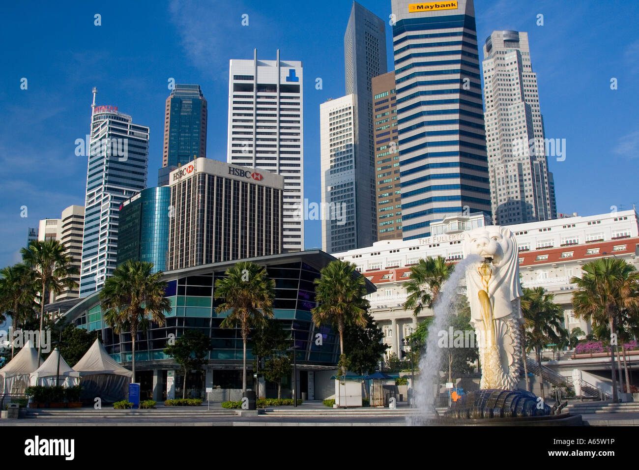 Merlion vor Downtown Singapur Stockfoto