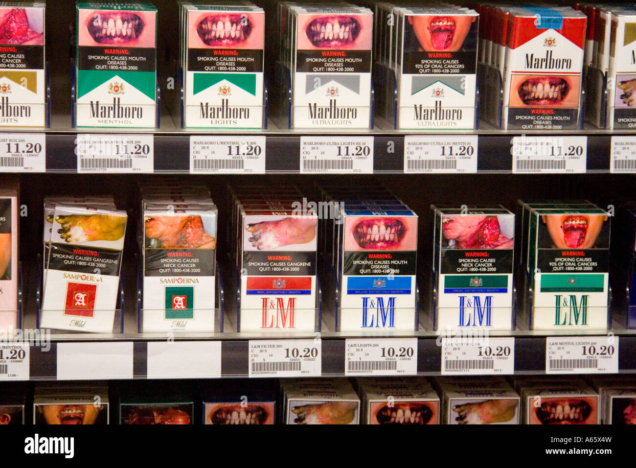 Zigarettenpackungen mit Grafik fotografieren Warnschilder gesetzlich vorgeschrieben ist, Singapur Stockfoto