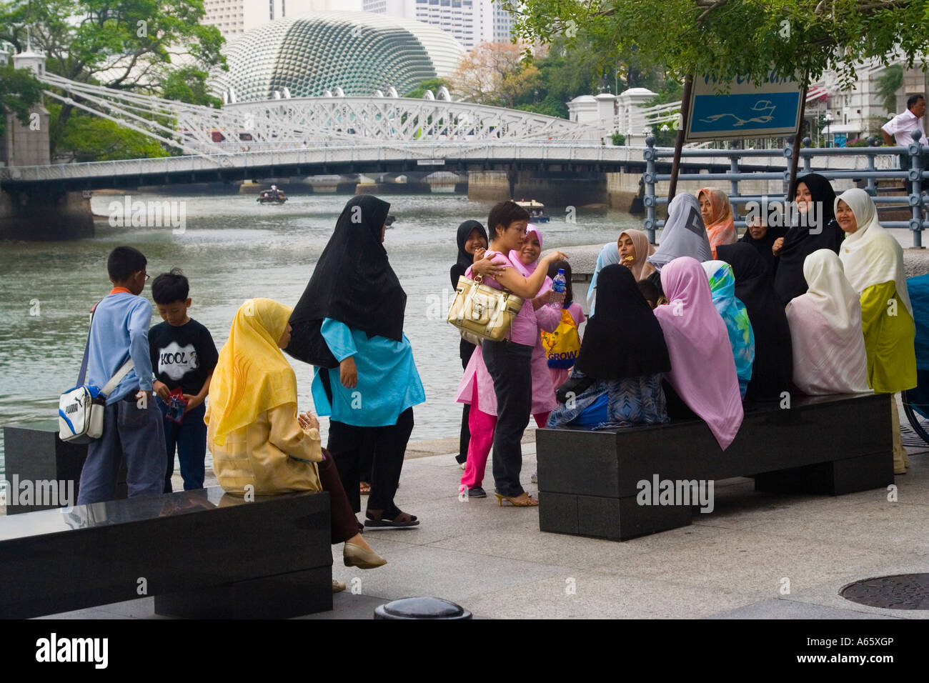 Muslimische Frauen Esplanade Singapur Stockfoto