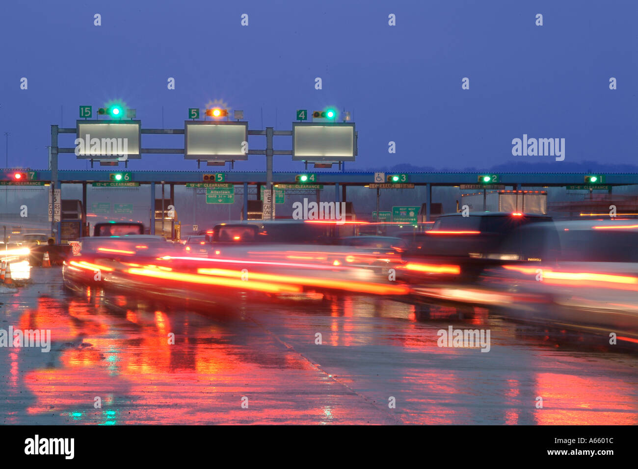 Autos Streifen mit Motion Blur bei Autobahn-Maut stand, Pennsylvania Turnpike, Philadelphia PA USA Stockfoto