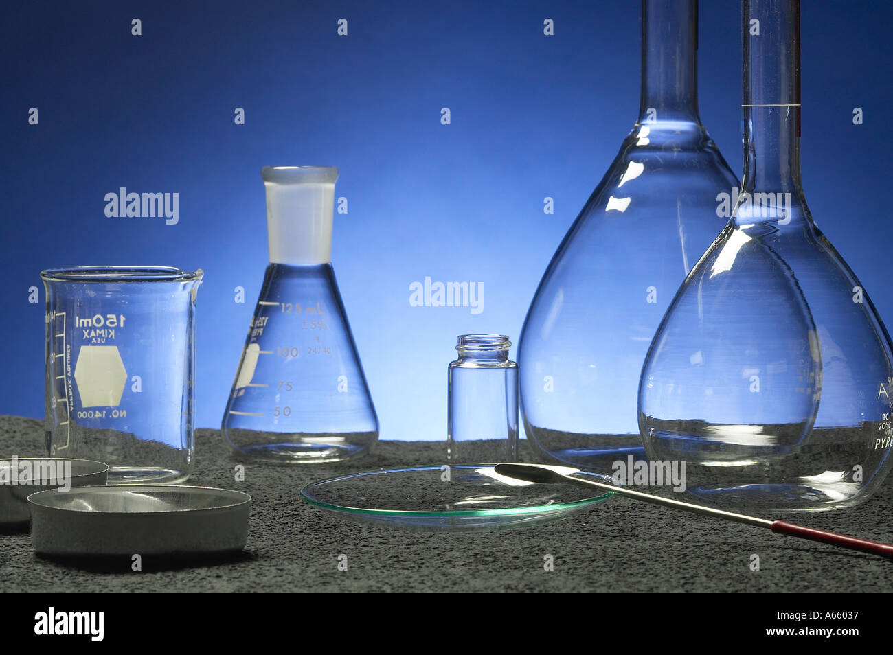 Reinigen Sie leere Chemistry Lab Becher Stockfoto