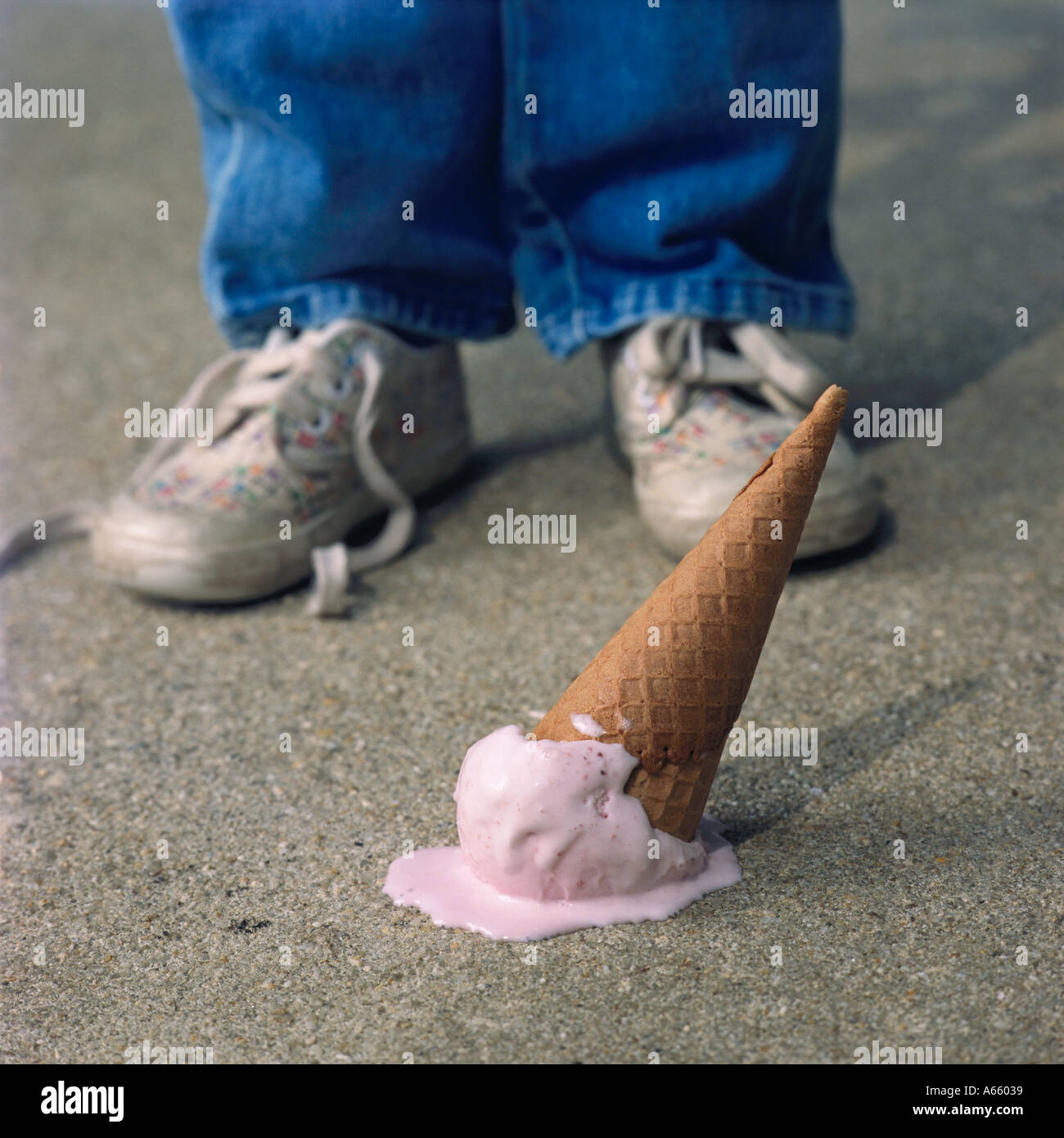 Hoppla! Eis auf Bürgersteig fallen gelassen Stockfoto