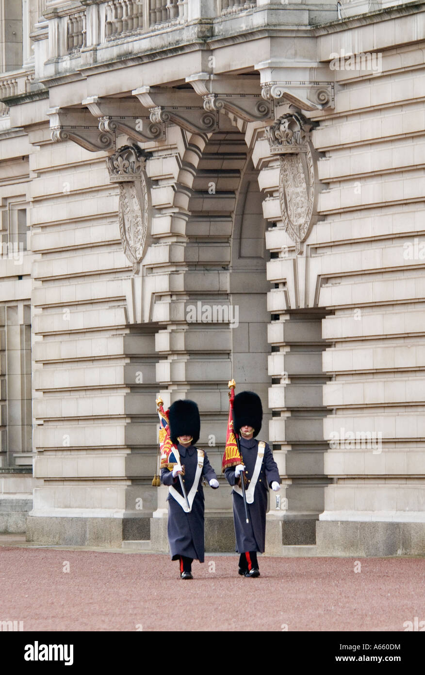 Coldstream Guard auf dem Vorplatz des Buckingham Palace London England Stockfoto