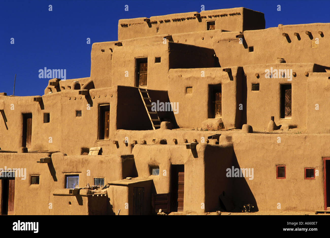 USA, New Mexico, Taos Pueblo, adobe-Konstruktion, die zu einem Taos-sprechenden (Tiwa) Indianerstamm gehört. Hier lebten fast 1000 Jahre. Stockfoto