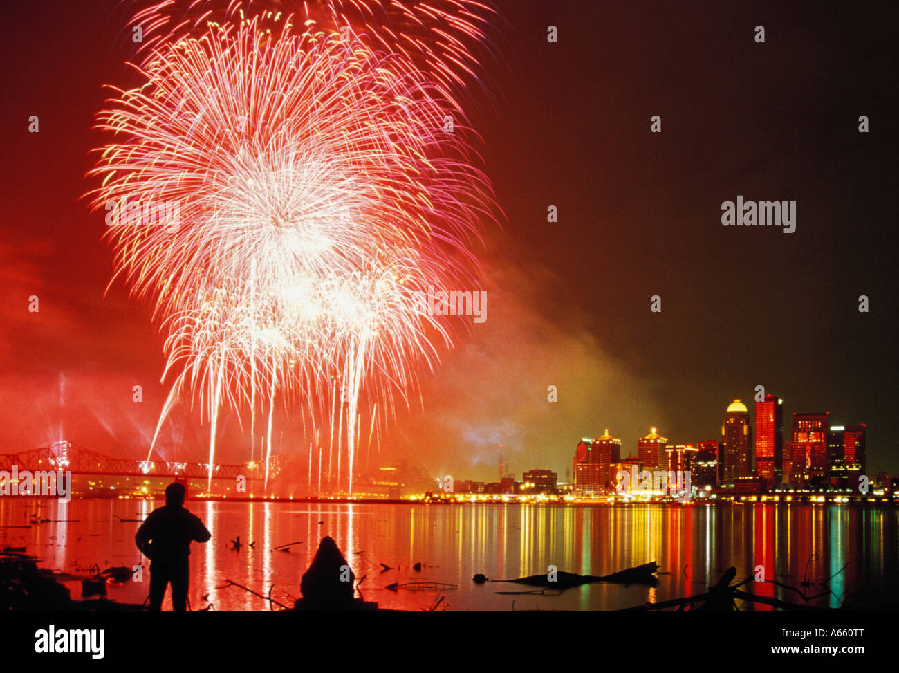 Mann und Frau Silhouette gegen Donner über Louisville Feuerwerk anzeigen Louisville Kentucky Stockfoto