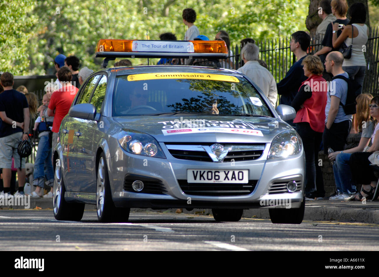 Dienstwagen bei der Tour of Britain Radrennen auf Primrose Hill London Stockfoto