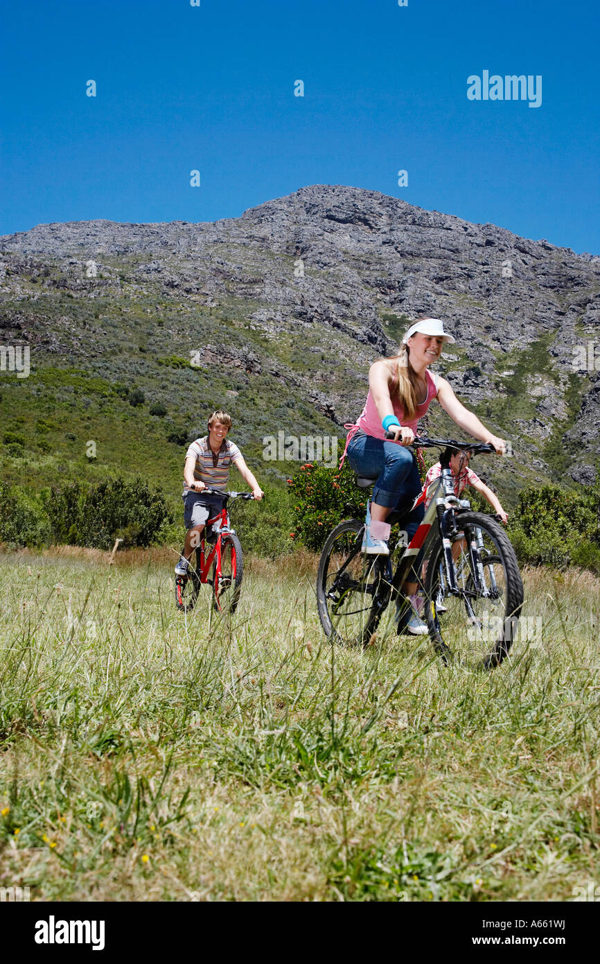 Zwei Teenager und junge (16-17 Jahre) Radfahren, Berg im Hintergrund Stockfoto