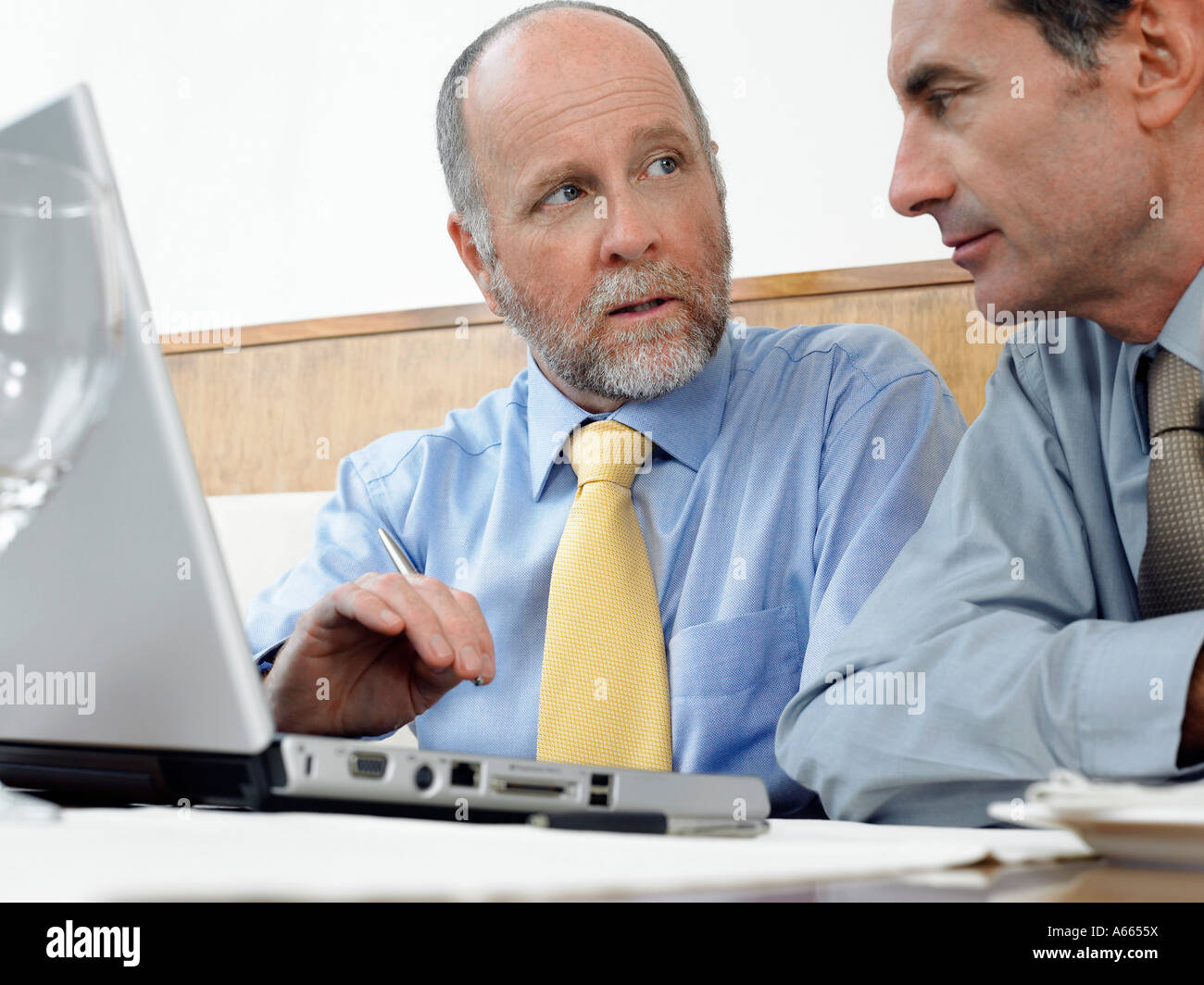 Geschäftsleute, die mit Laptop, drinnen Stockfoto