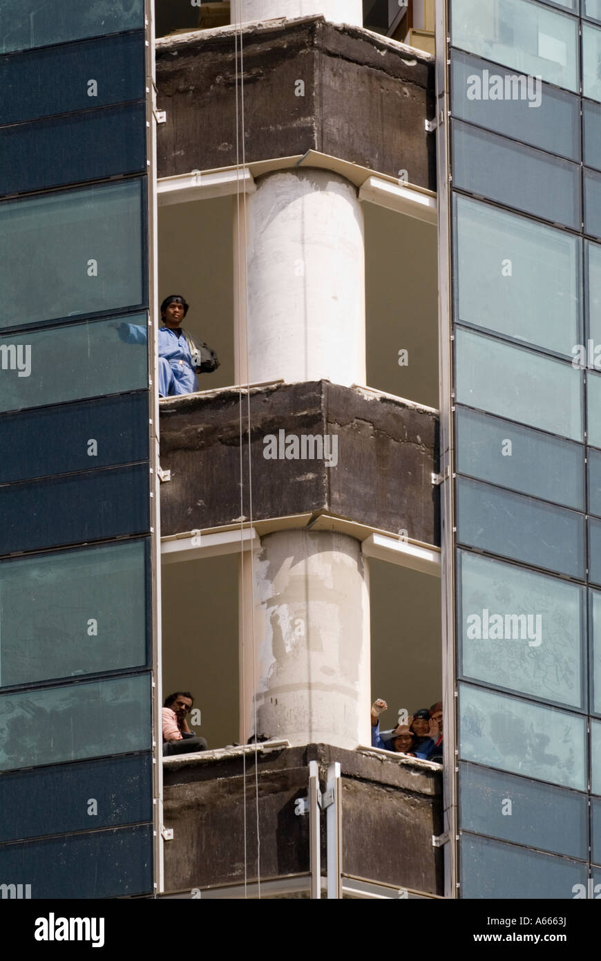 Bauarbeiter in Hochhaus-Doha-Katar Stockfoto