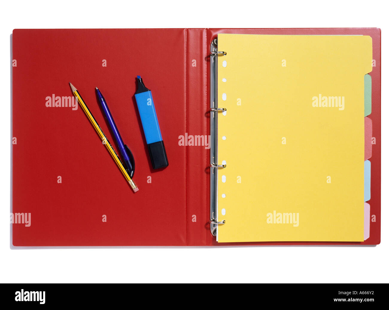 Eine offene rote Datei mit Teiler Stift Stift und Textmarker Stift Stockfoto