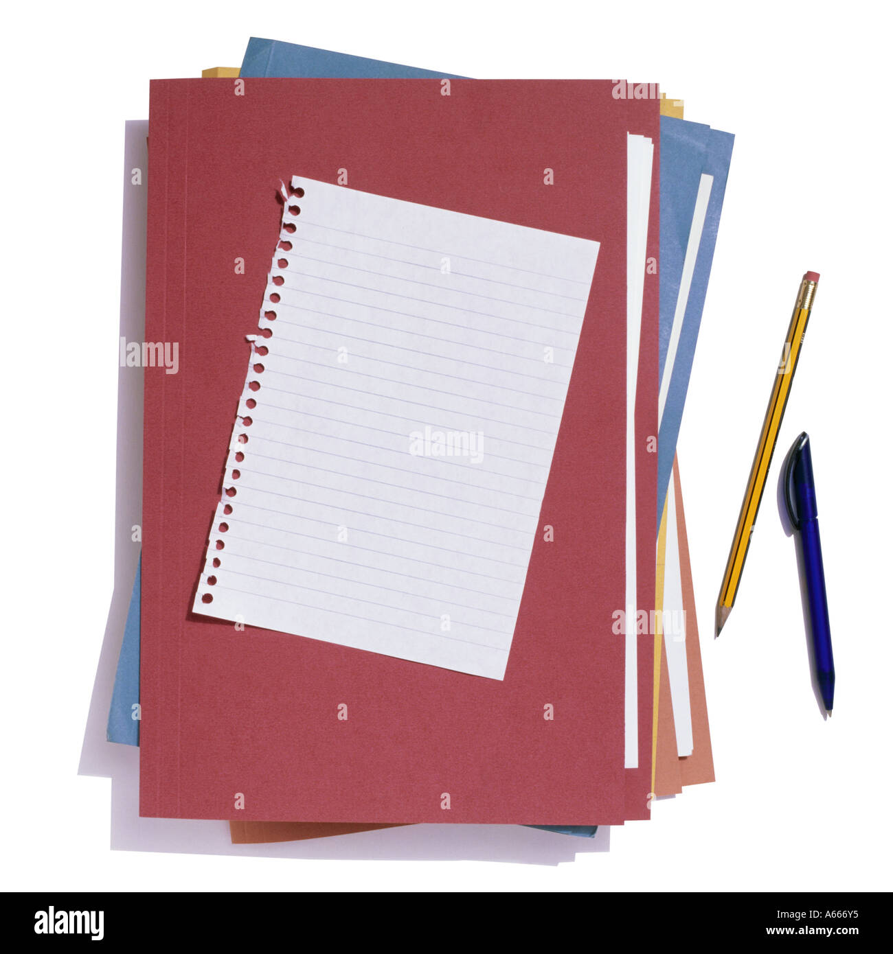 Eine Auswahl an farbigen Ordner und ein Blatt Liniertes Papier, Bleistift und Feder Stockfoto