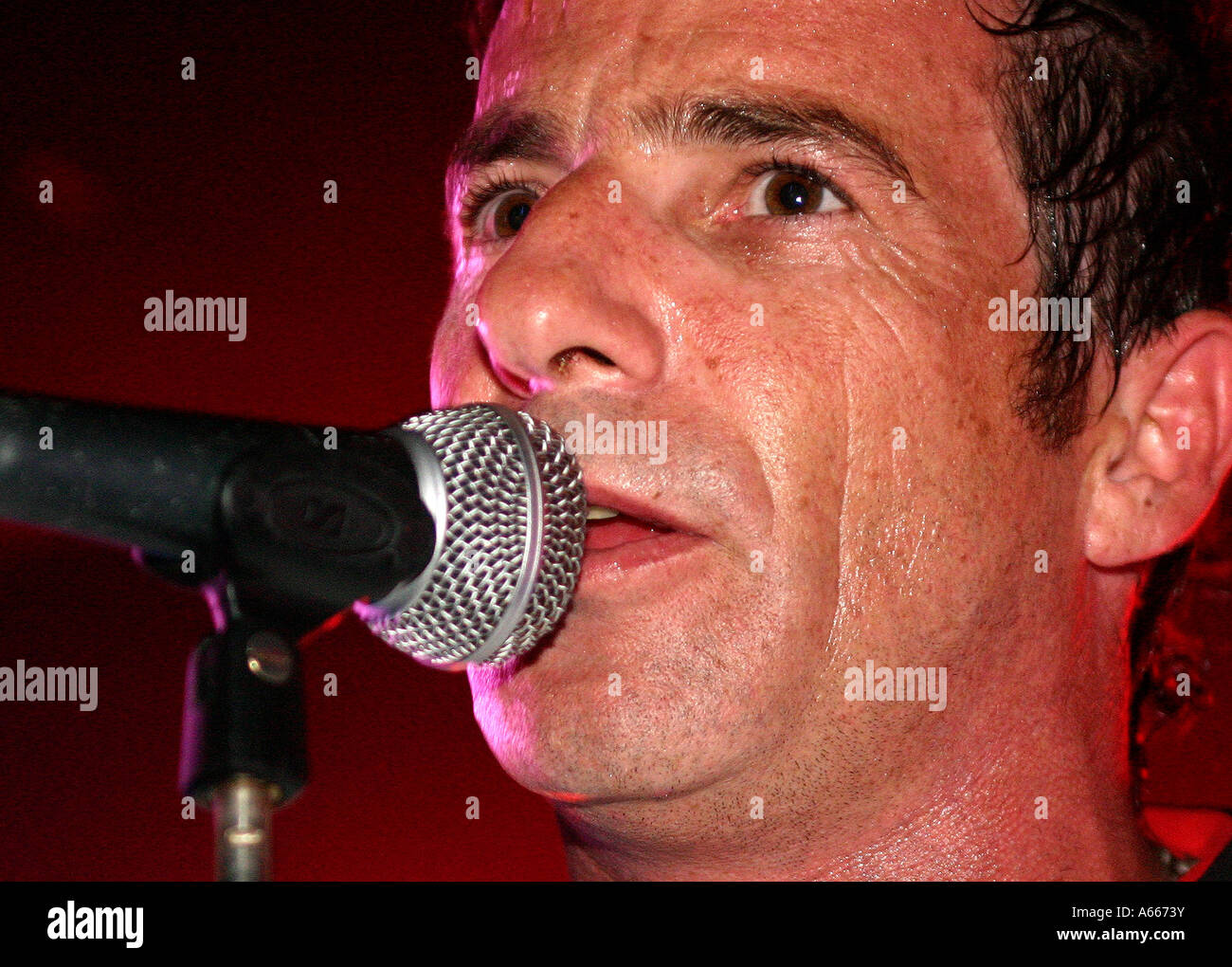 Barry Ashworth singt mit Dub Pistols Glasgow 2004 Stockfoto