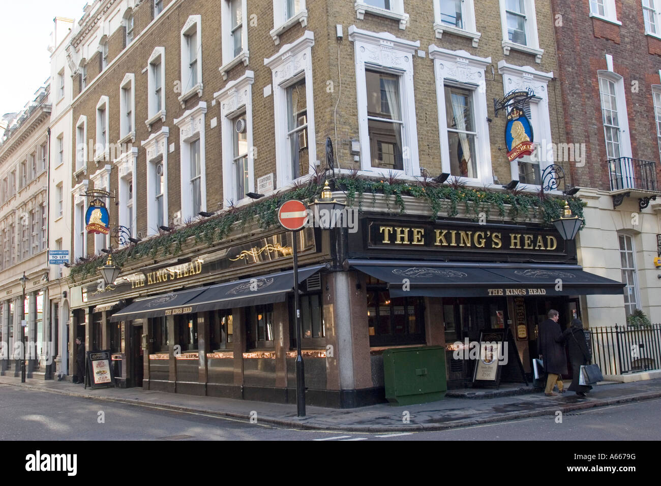 Das Kings Head Public Haus an der Ecke der Albemarle Street und Sutton Street London GB UK Stockfoto