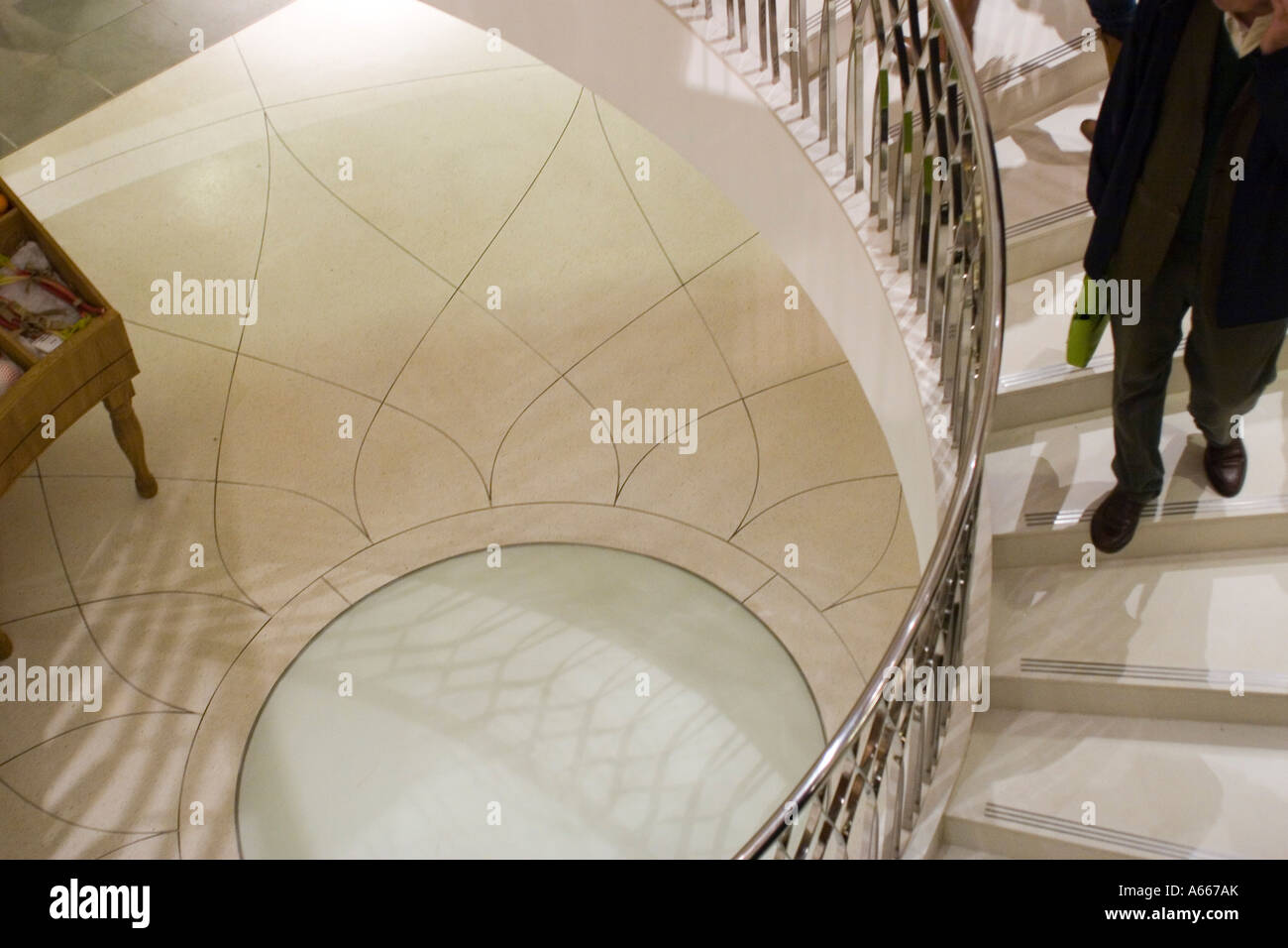Treppe im frisch renovierten Fortnum und Mason Store in Piccadilly London GB UK Stockfoto Treppe im frisch renovierten Fortnum und Mason Store in Piccadilly London GB UK Stockfoto