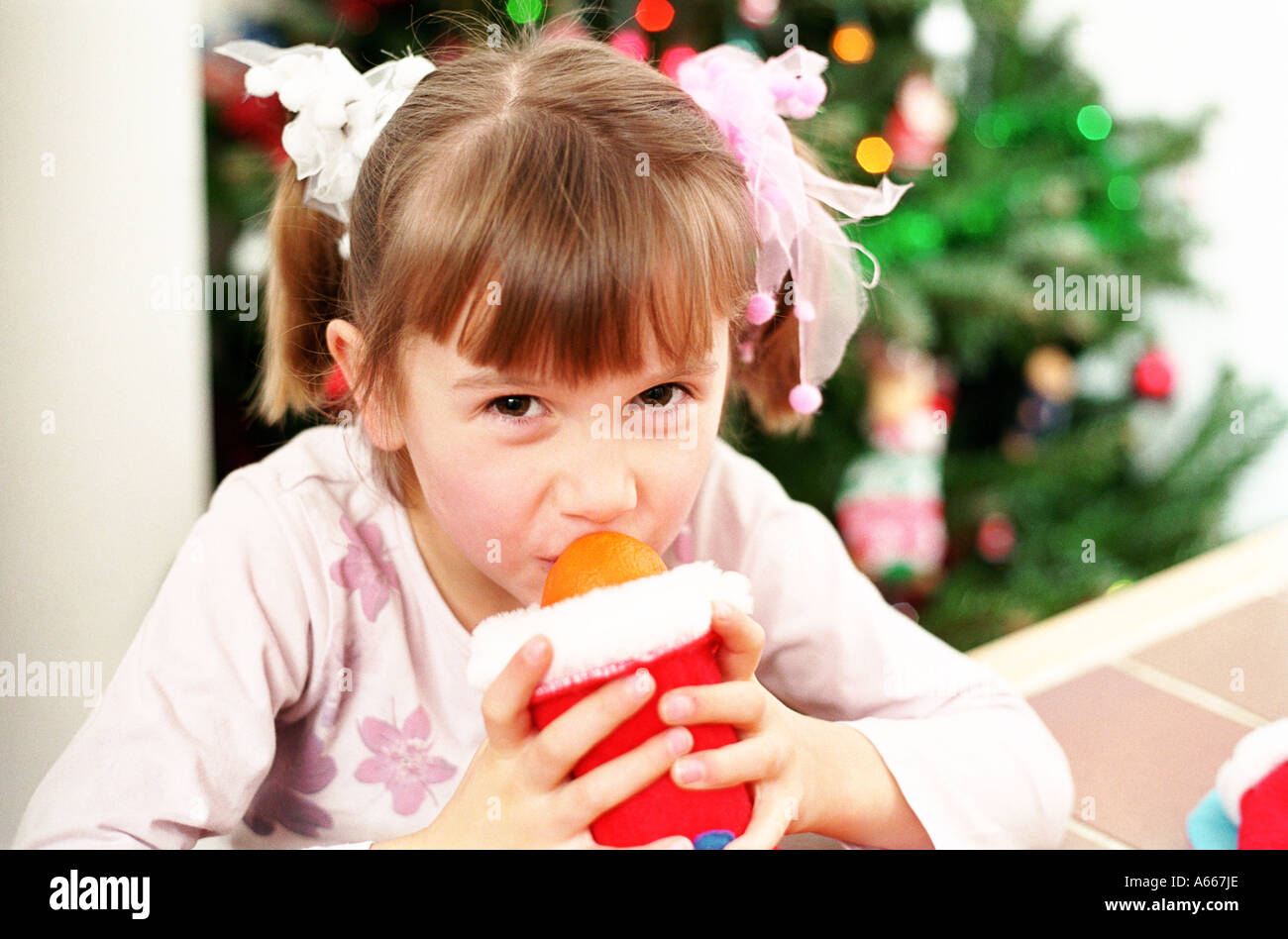 Ein Mädchen hält einen Weihnachts-Strumpf Stockfoto