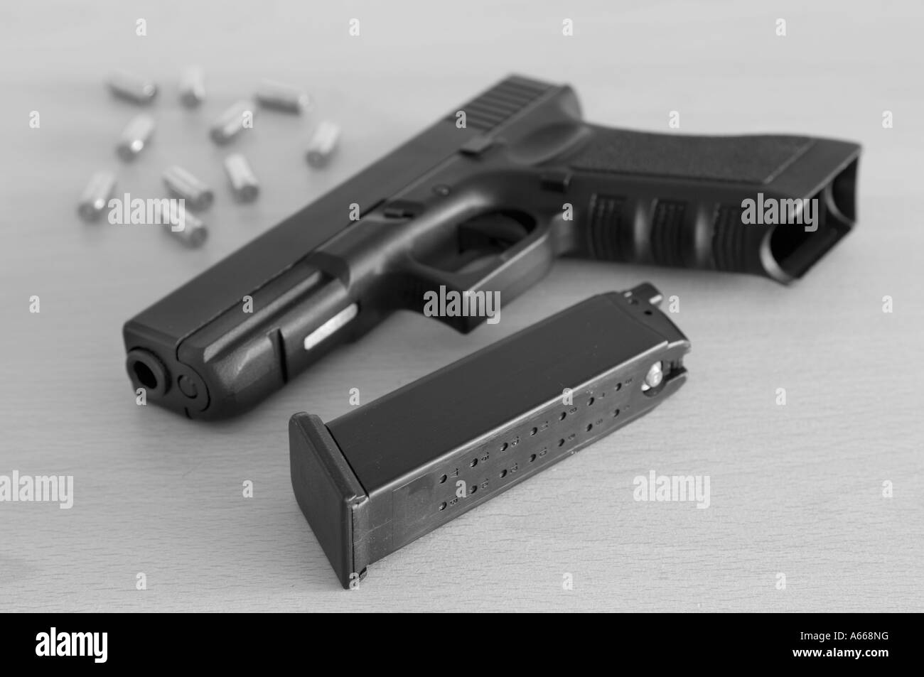 eine automatische Glock Pistole mit Patronenhülsen (Replics Gun) Stockfoto
