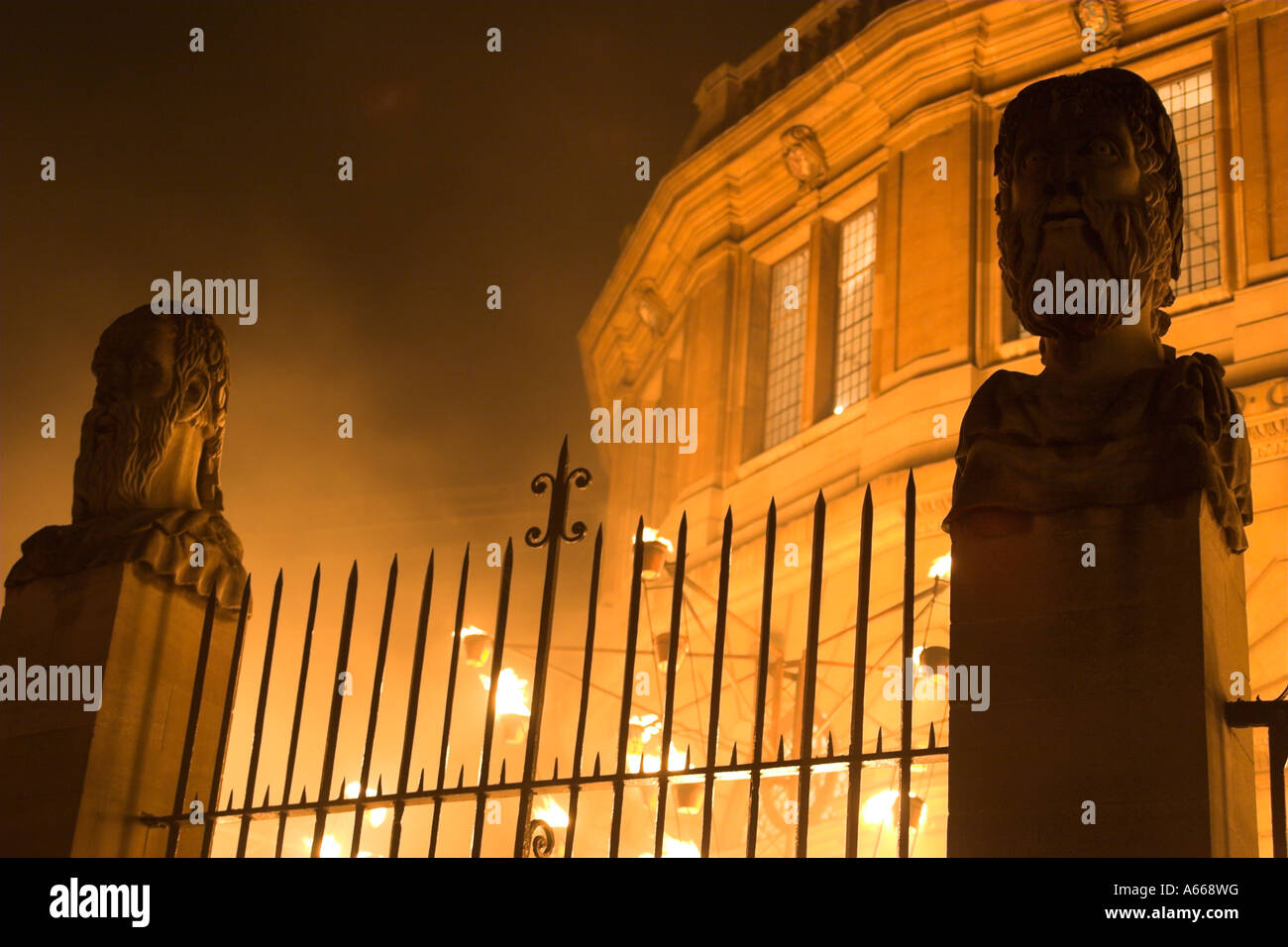 [Sheldonian Theatre] beleuchtet in der Nacht, Eingangstor und Statuen, [Luminox Feuerfestival], "Broad Street", Oxford, England, UK Stockfoto