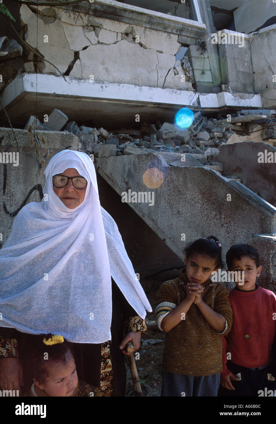 Alten Palästinenserin mit Enkel vor dem zerbombten Haus Jabalia Lager Gaza Stockfoto