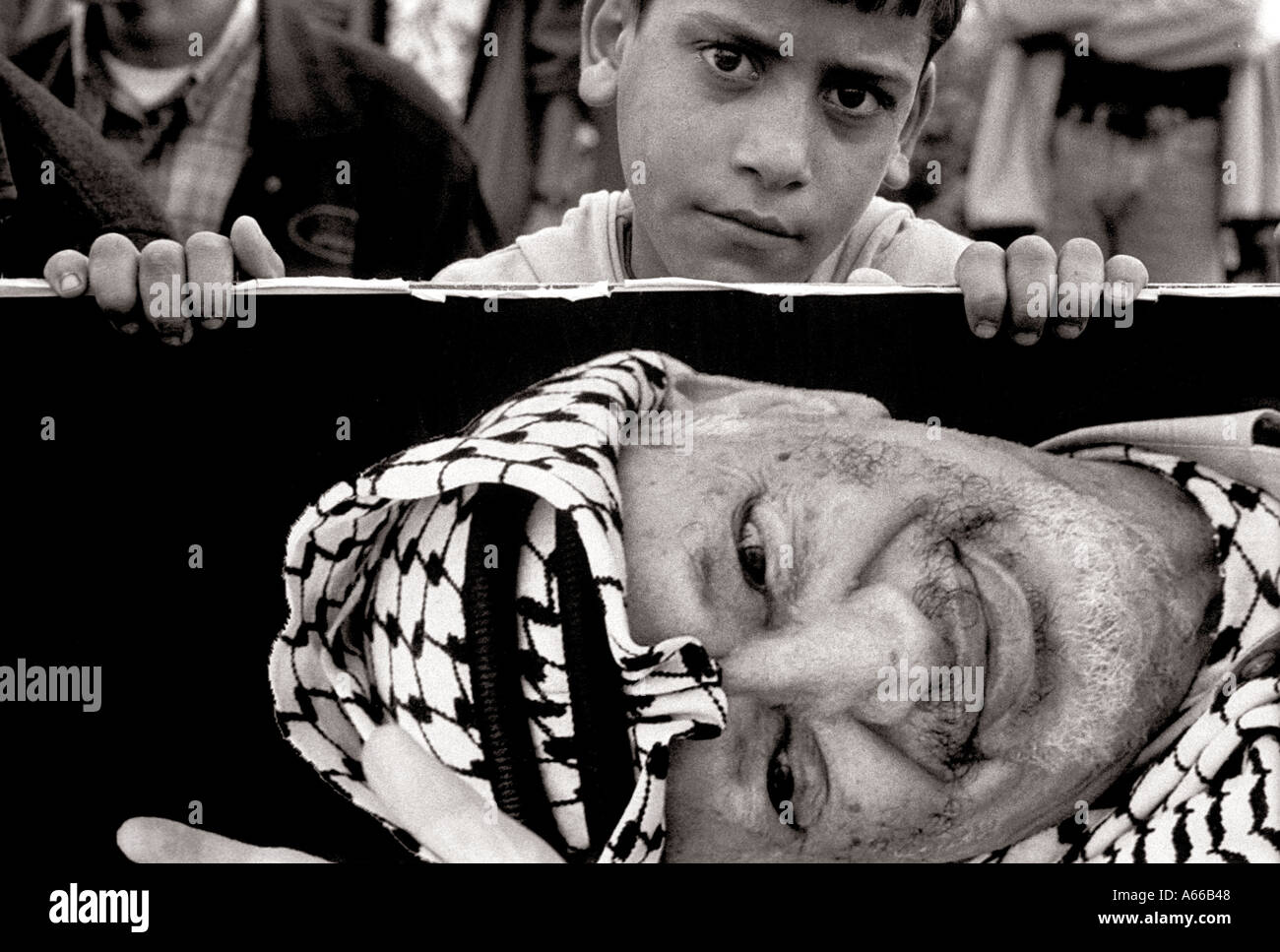 Junge hält ein Plakat des Arafath während der Feier zum 38. Jahrestag der Fatah Gaza Stockfoto