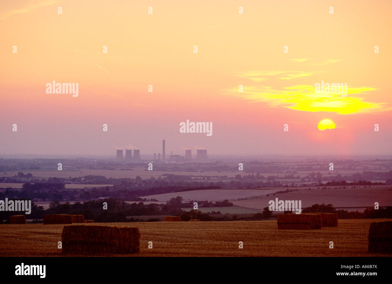 Kohle und Erdgas-Kraftwerk Didcot Oxforshire England bei Sonnenuntergang Stockfoto