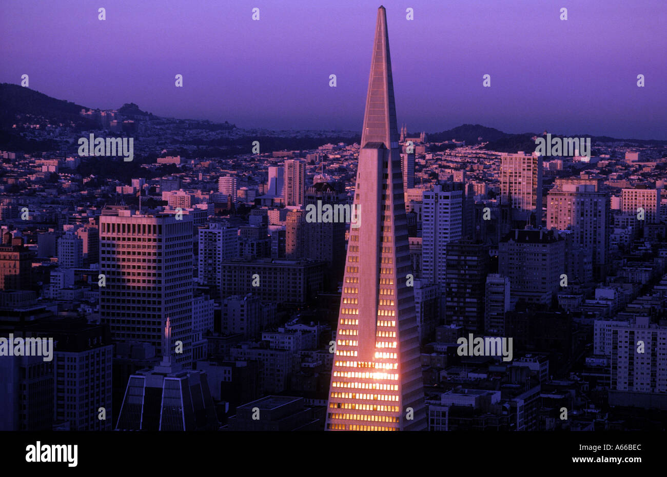 California San Francisco Sonnenlicht besteht aus Transamerica Building Stockfoto