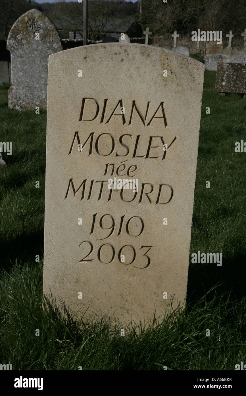 Das Grab von Diana Mosley eine der Mitford Schwestern bei St Mary s Kirche in Cotswold Dorf von Swinbrook Oxfordshire Stockfoto