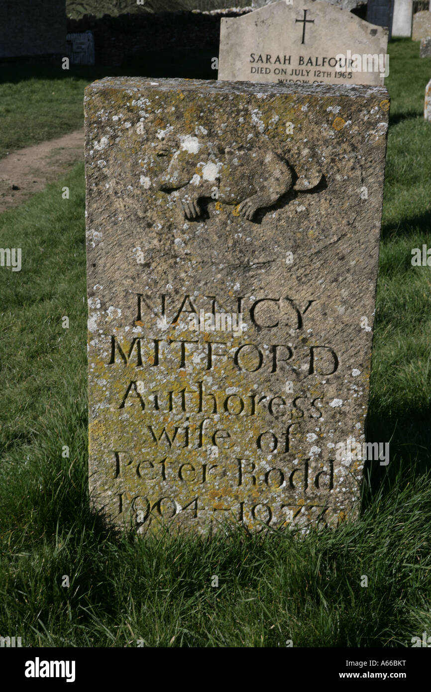 Das Grab von Nancy eine der Mitford Schwestern bei St Mary s Kirche in der Cotswold-Dorf Swinbrook Stockfoto
