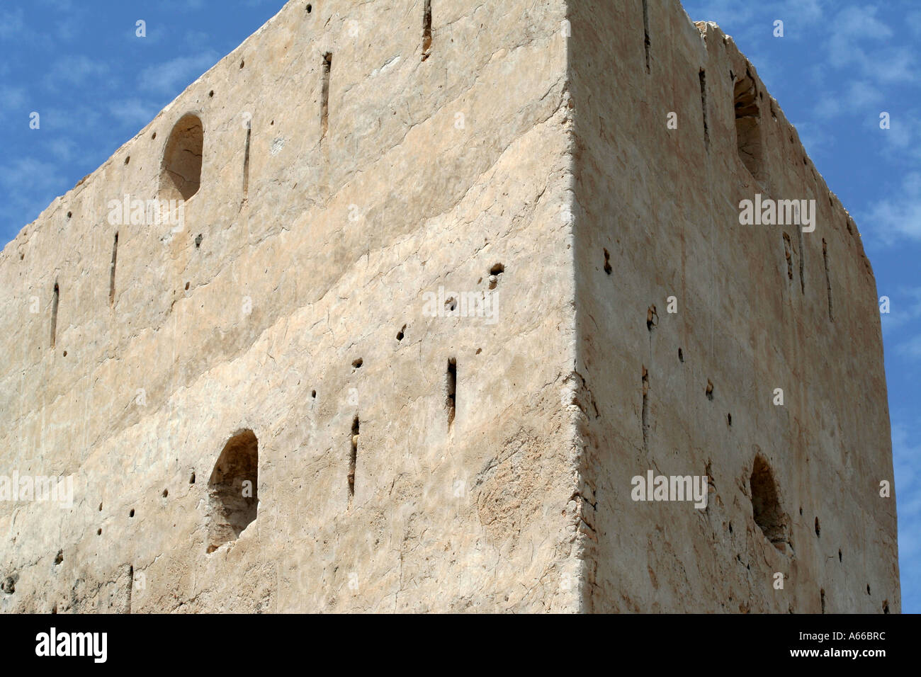 Oman, der markanten dreieckigen Wachturm auf einer Burg in einem attraktiven Dorf namens Qurayat. Stockfoto