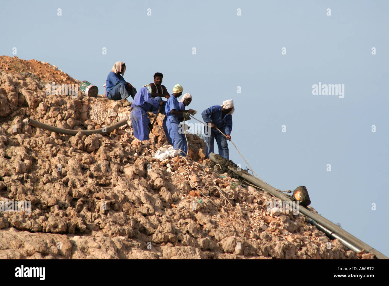 Indische Arbeiter in der Nähe Sur, Oman Stockfoto