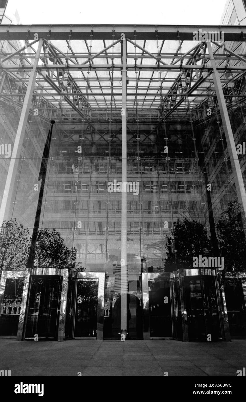 Ein Gebäude mit weichen Reflexion des Lichtes an der Glasfront-Gebäude Stockfoto
