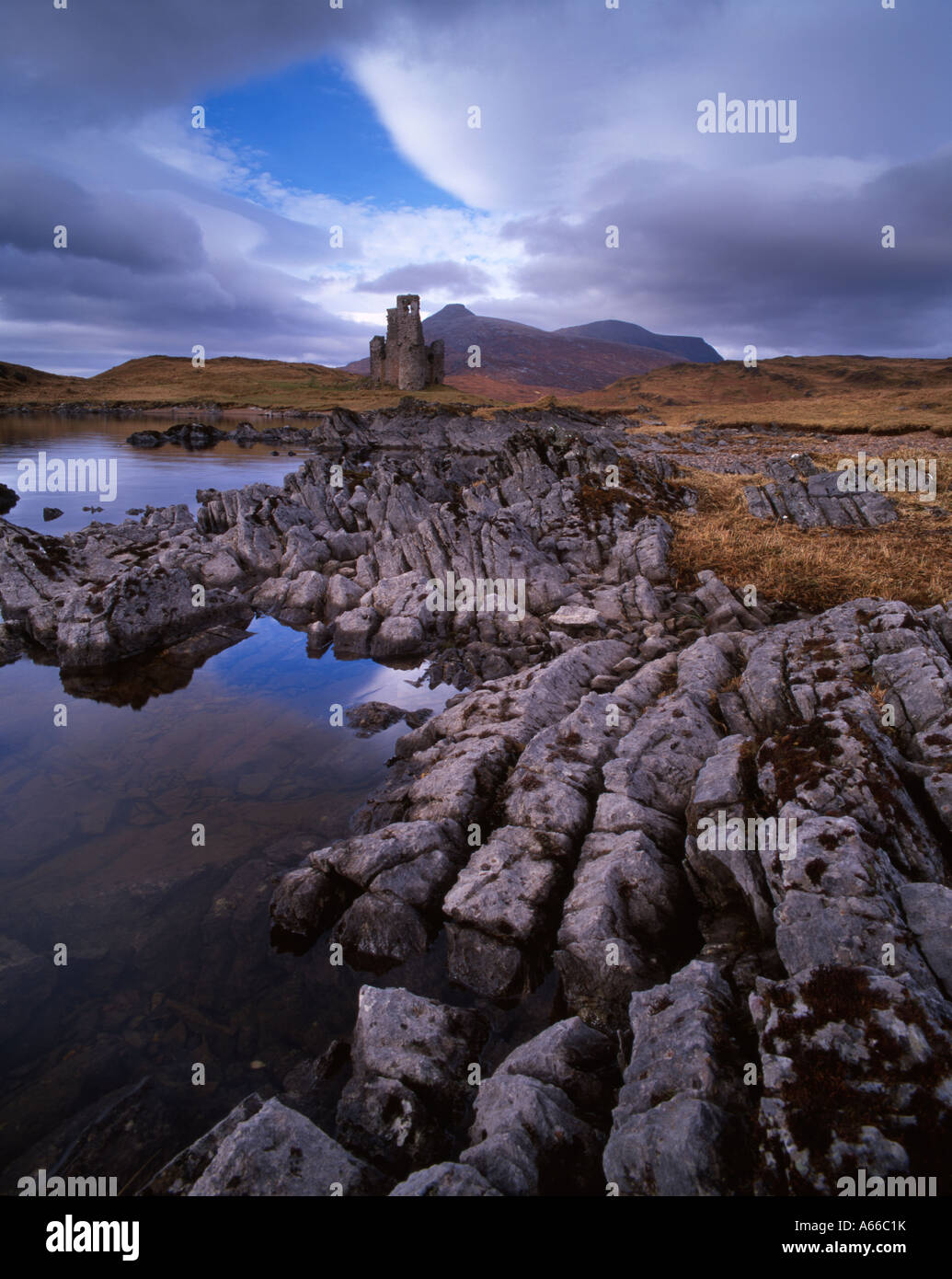 Ardvreck Castle, Loch Assynt mit Quinag über. Stockfoto