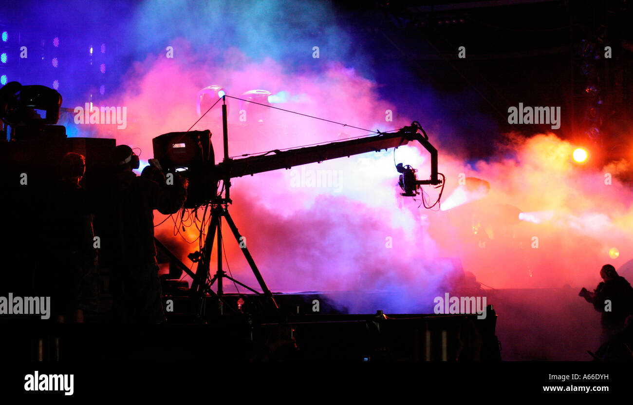 Der TV-Kamera-Boom schwingt in auf The Prodigy, wenn sie die berühmten Isle Of Wight Festival 2006 titelte Stockfoto