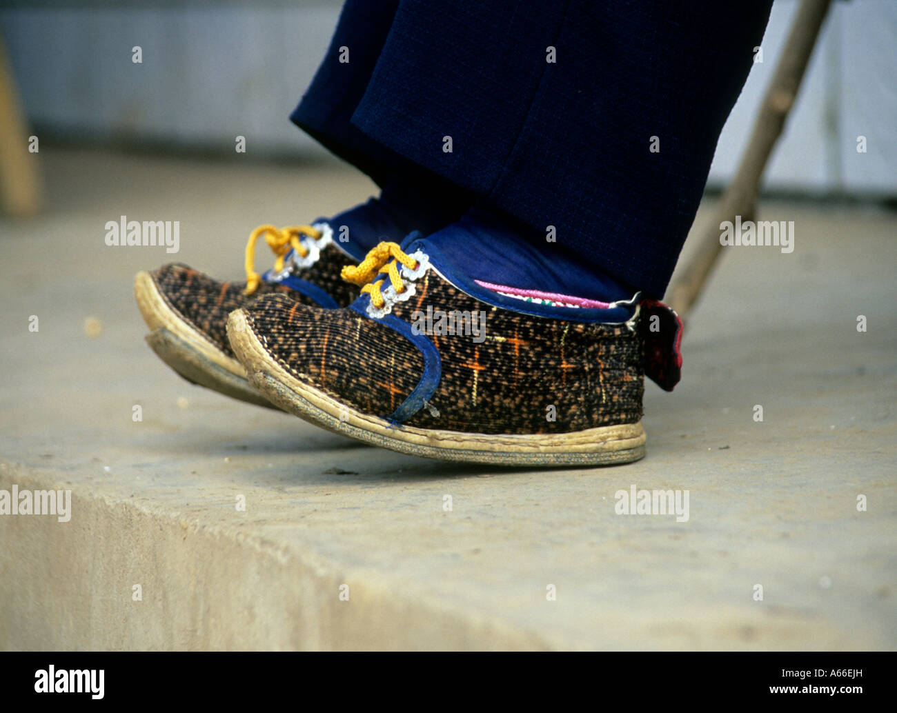 Spezielle kleine Schuhe mit den gefesselten Füße in einer alten Frau in Yunnan, China. Siehe auch Alamy Ref A66EHY und A66EHW Stockfoto