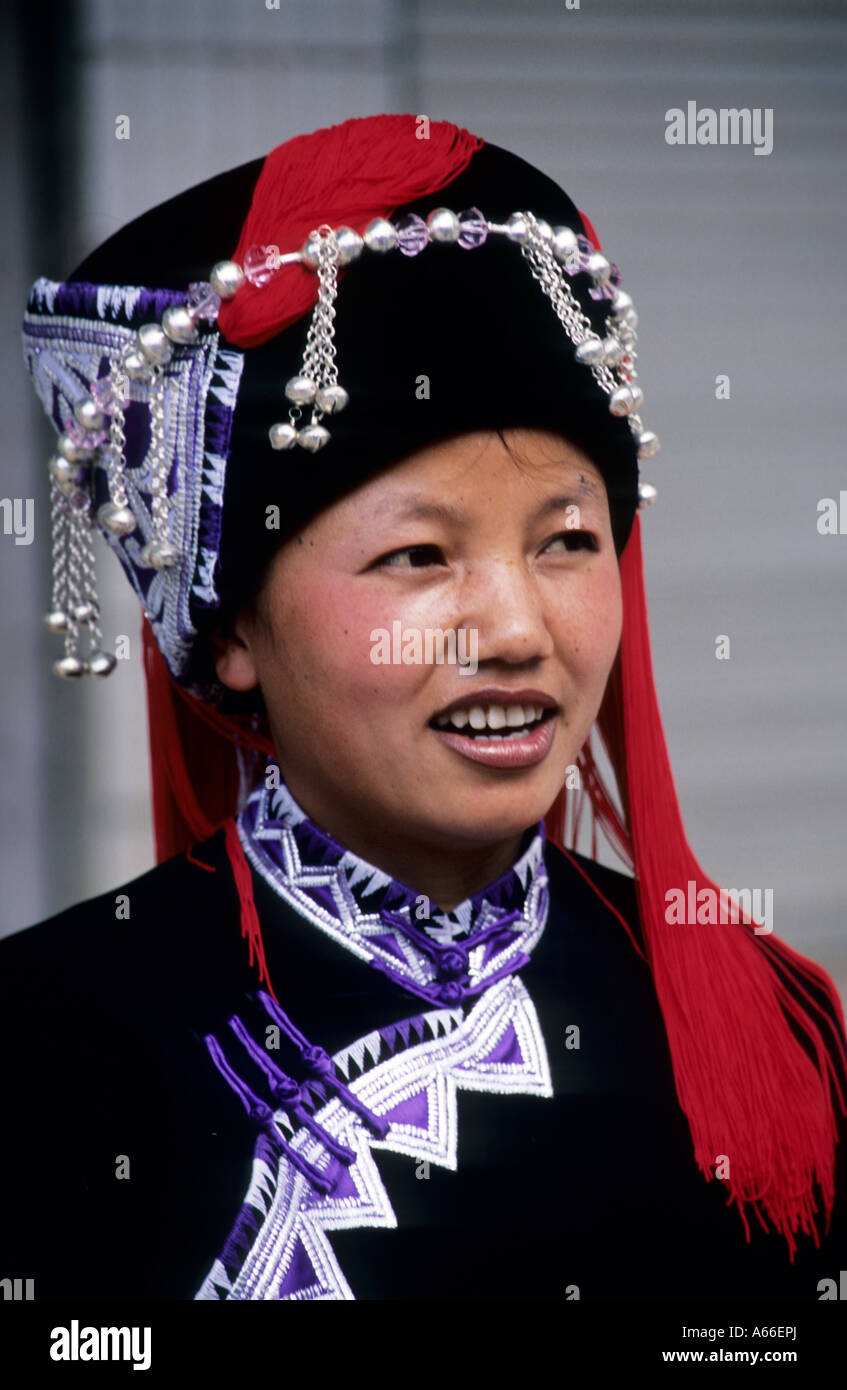 Frau von Hani ethnische Minderheit in traditioneller Kleidung, Luchung, China Stockfoto
