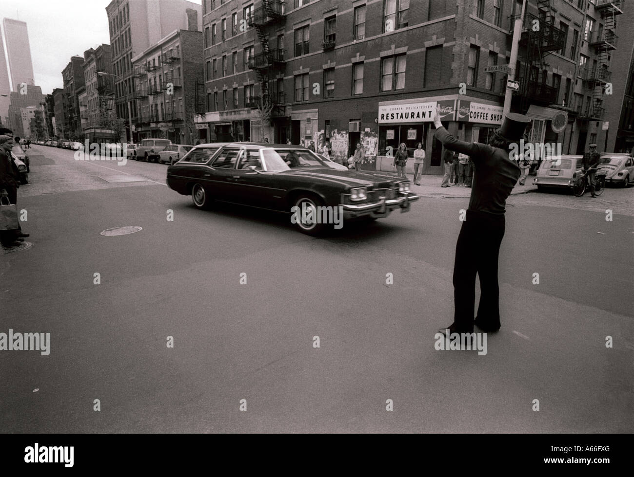 Performance-Künstlerin an der Kreuzung von West Broadway und Prince Street in Soho im Frühjahr 1978 Stockfoto
