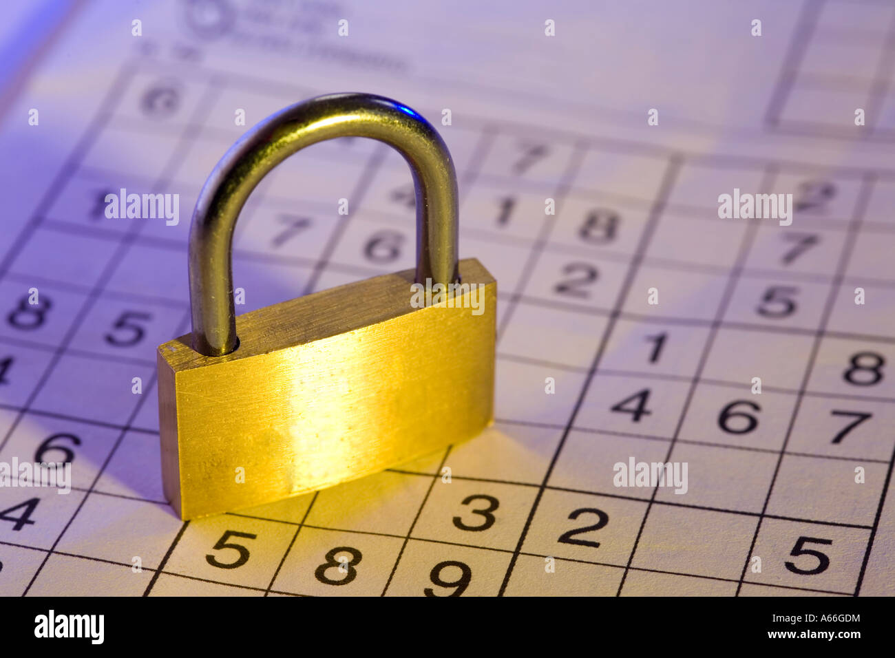 Messing-Sperre für Puzzle-Magazin Stockfoto