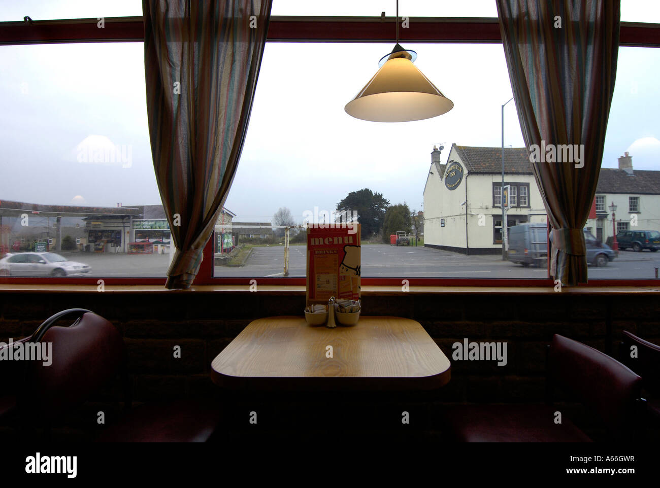 Am Straßenrand Café-Tisch Stockfoto