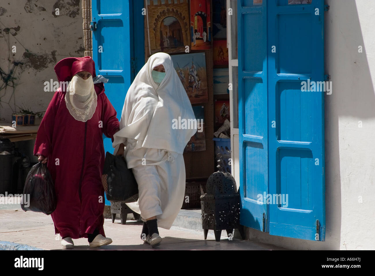 verschleierte Frauen in traditioneller Kleidung einkaufen in Essaouira Marokko in Nordafrika Stockfoto