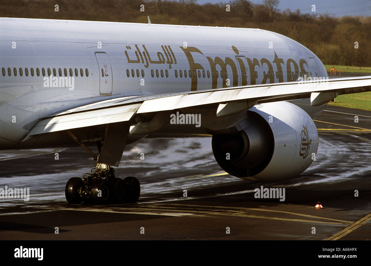 Emirates Airlines Boeing 777-300 am Flughafen Düsseldorf International, Nordrhein Westfalen, Deutschland. Stockfoto