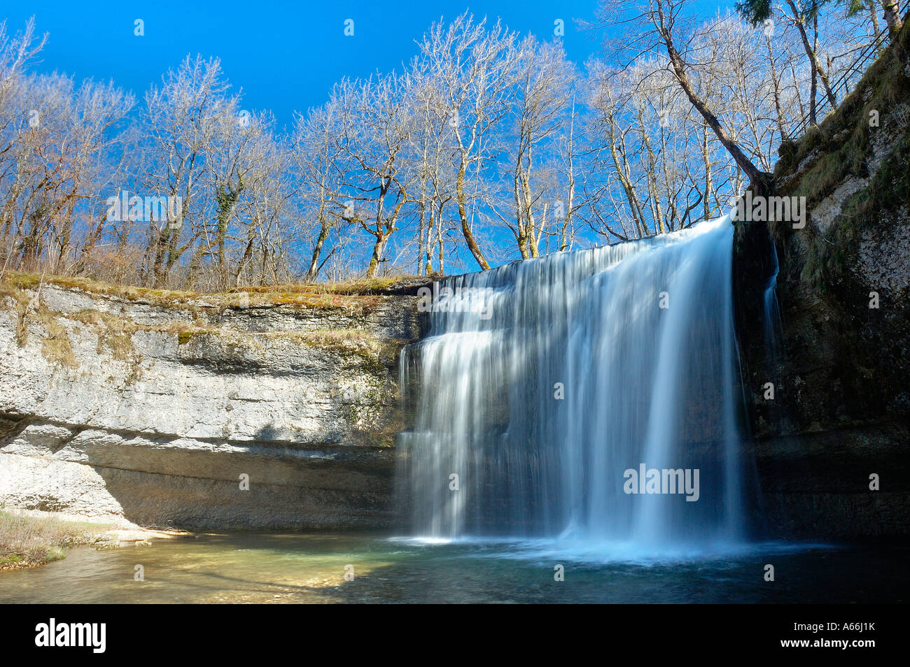 Der Wasserfall "Saut De La Forge" in der Kette der Wasserfälle am Fluss Herrison im französischen Jura Stockfoto