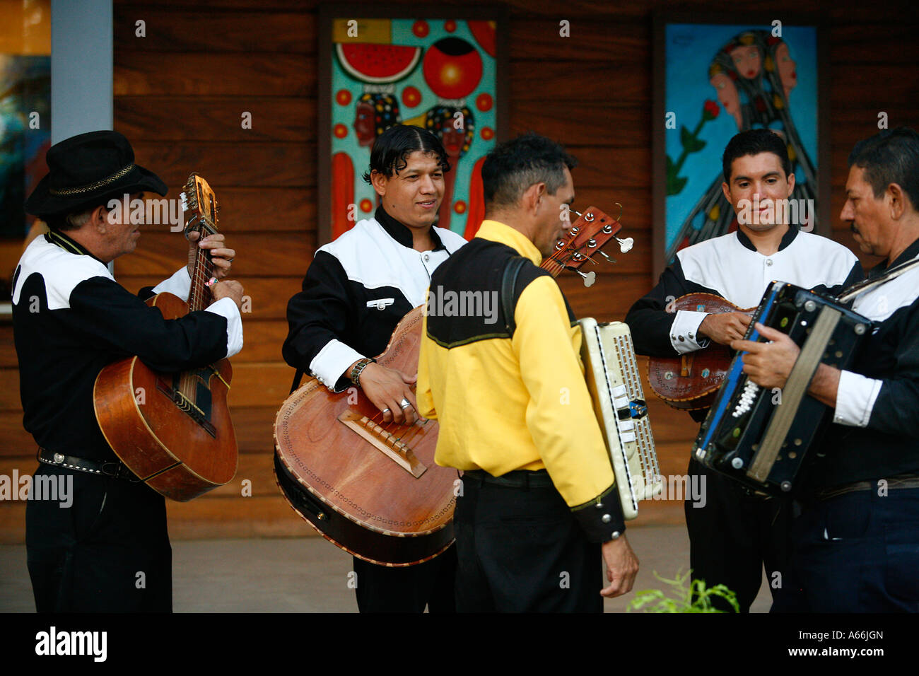 Eine Gruppe von lokalen Musikern Tamarindo Nicoya Halbinsel Costa Rica Stockfoto