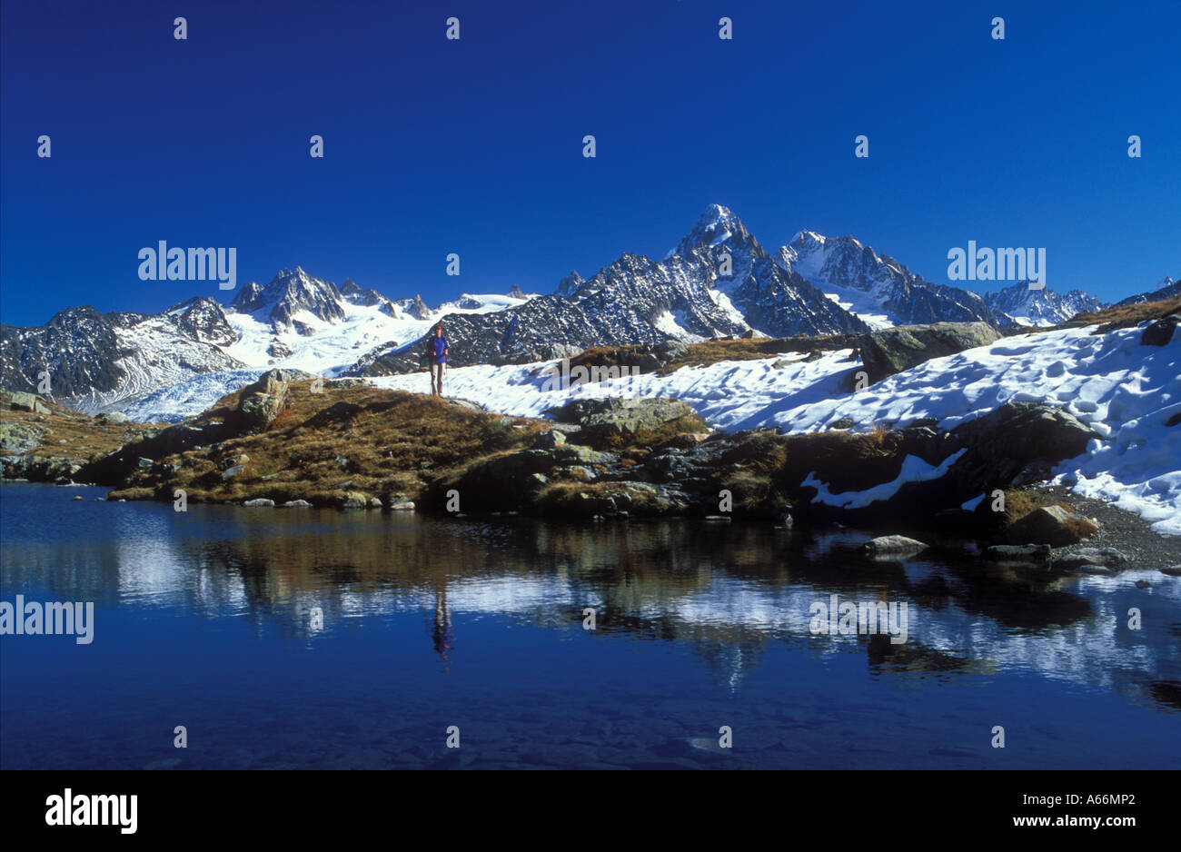 Wanderer im Lac Blanc mit französischen Alpen nachdenken, über Chamonix, Frankreich Stockfoto