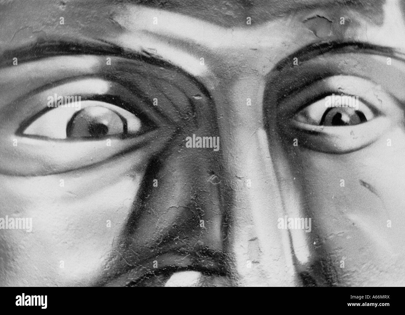 Schwarz & White körnigen Bild zweier überrascht alarmiert Augen: in der Nähe von Graffitti Gesicht an Wand, Barcelona, Katalonien Spanien 2004 Stockfoto