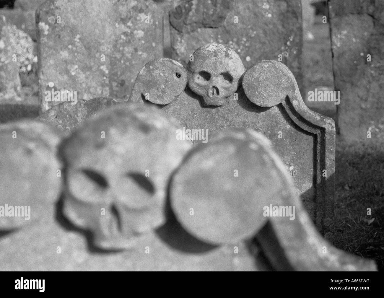 Grabstein Schädel mit toten Leere starren Auge Einfaßungen, Headington Kirche, Oxford, GB 2004 Stockfoto