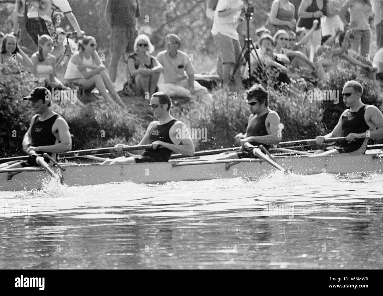 Oxford-Achter Boot Rennen, River Thames, Großbritannien 2004: vier Mann Besatzung racing eine lange Ruderboot vor Publikum saß auf der Rive gerade Stockfoto