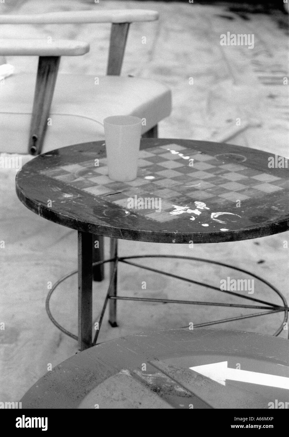 Schwarz weißes Bild der Stuhl zerschlagen Tabelle leeren Glas Roadsign Kaffee Tisch hocken Tech kann Masdeu Barcelona Spanien 2004 Stockfoto