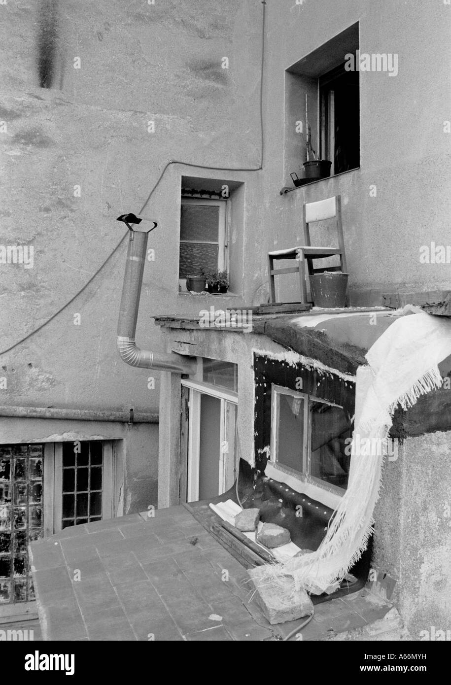 Kann Masdeu, Firmenveranstaltungen, Spanien 2004: Zwangsräumung Fluchtweg aus Fenster, auf dem Stuhl entlang Plank über gebrochene Dach und unten Stockfoto