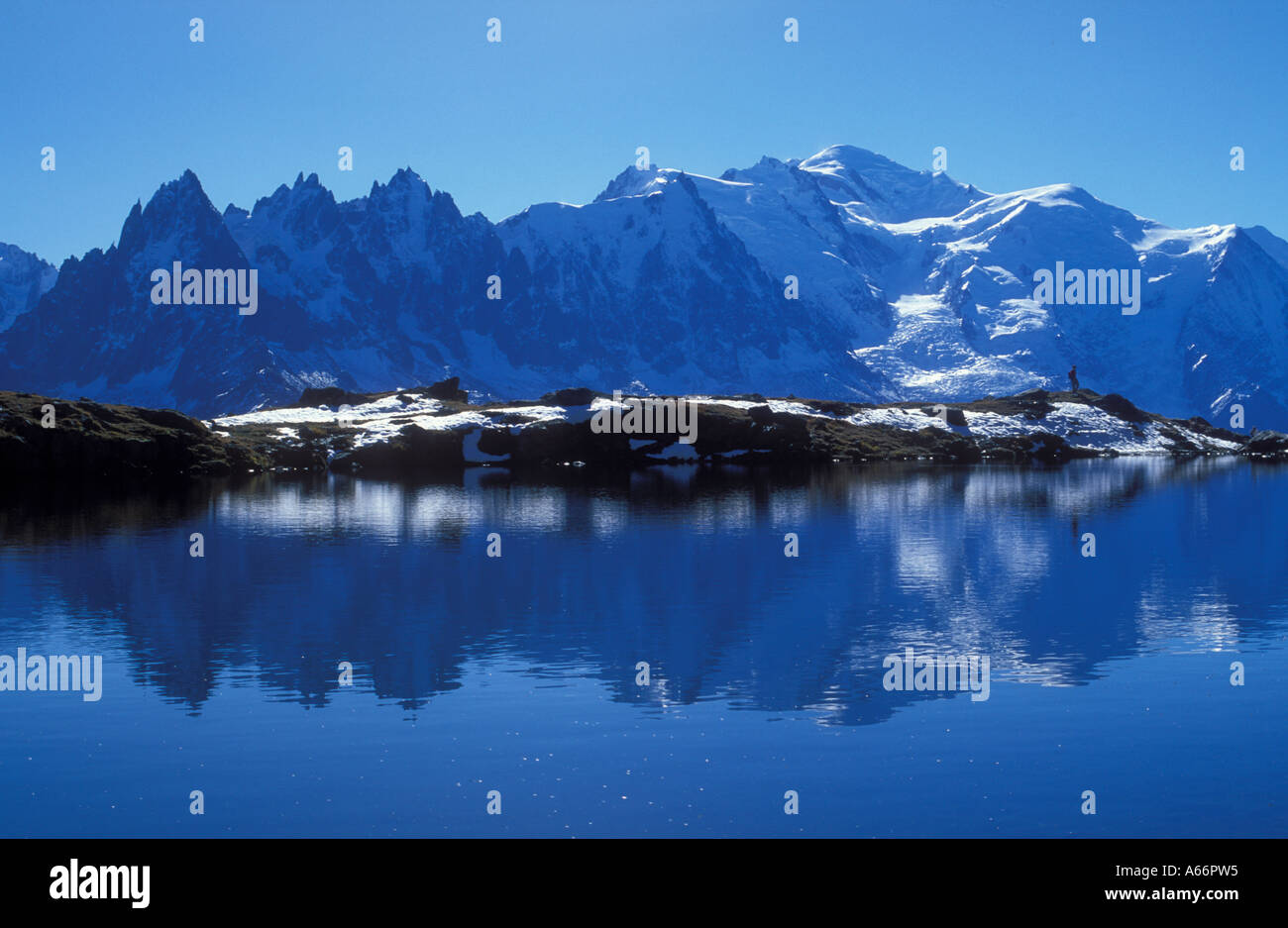 Mont Blanc Berge mit fr l r Aiguilles de Chamonix-Mont-Blanc mit Wanderer widerspiegeln in Lac Blanc französische Alpen Frankreich Stockfoto