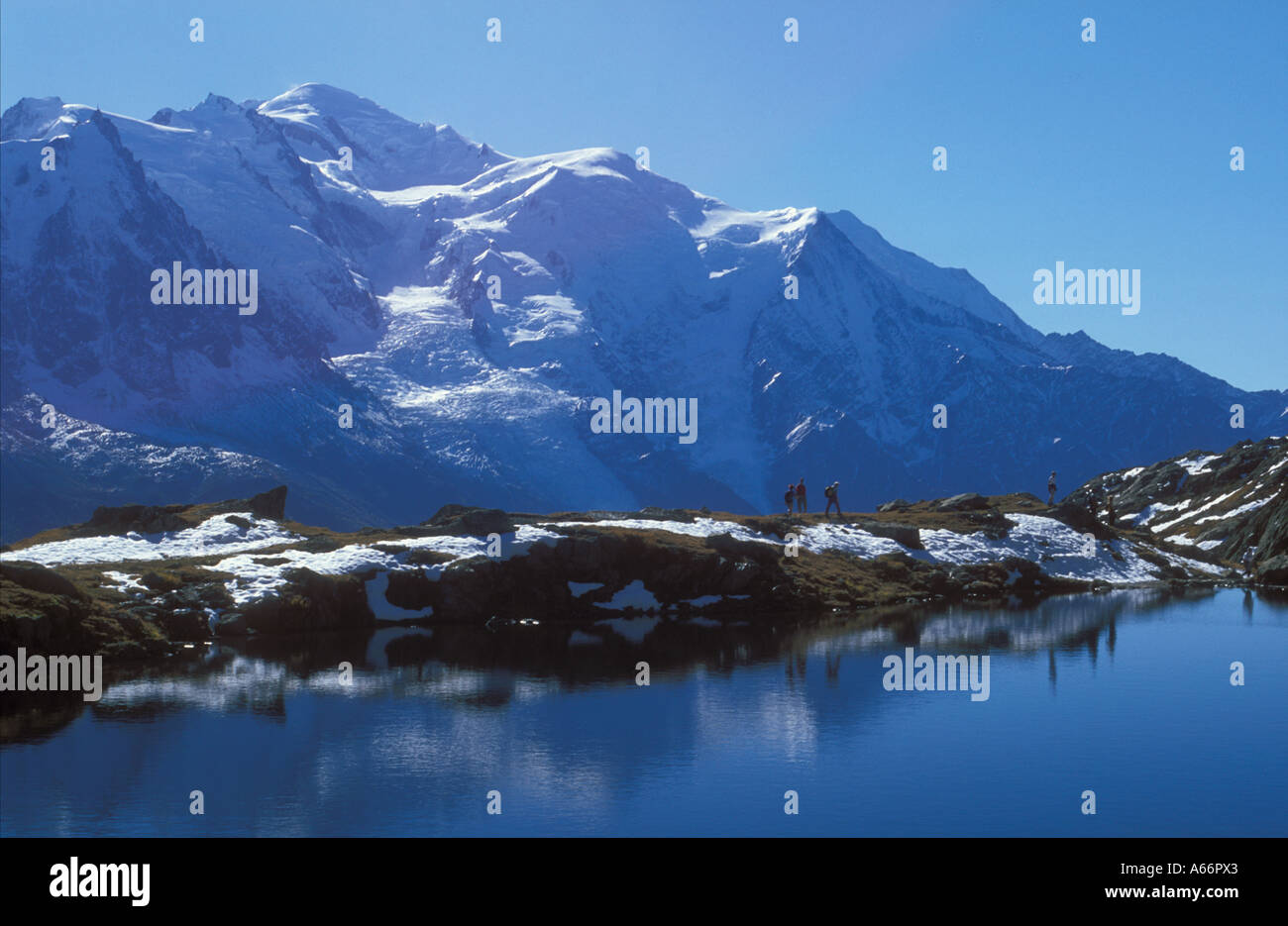 Mont Blanc Berg- und Wanderer Reflexion in Lac Blanc über Chamonix, Französische Alpen Frankreich Stockfoto